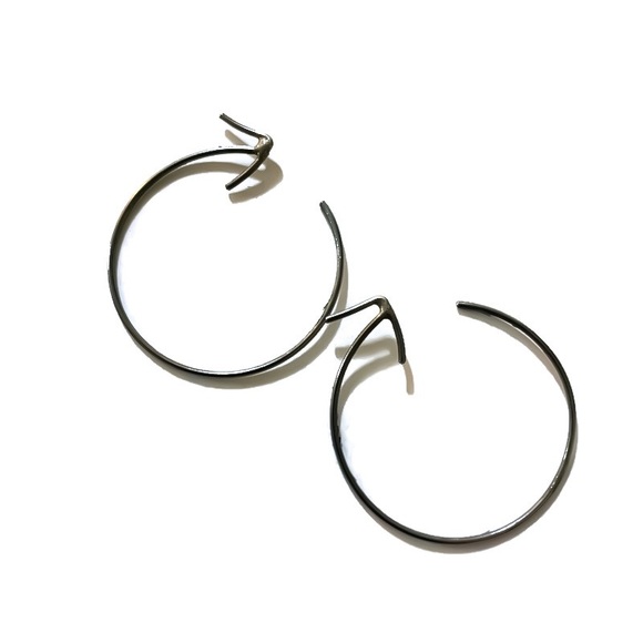 925 Sterling Silver Arrow Threader Hoop Earrings in Polished or Oxidized Black - Picture 3 of 7